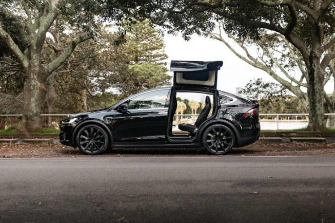 🔹 Chauffeured Tesla X — Premium EV Sedan Service & Eco-Friendly Travel